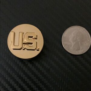 Goldstone Circular US Medallion Pin